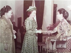 Prabowo Unggah Momen Pertemuan Ibunya dengan Ratu Elizabeth di Indonesia