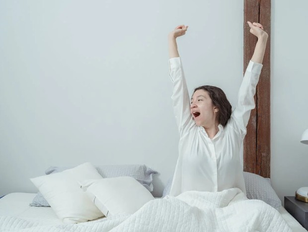 Ilustrasi: perempuan yang baru bangun tidur/ Foto: pexels.com/Miriam Alonso