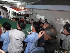 Potret Jamintel Kejagung Jemput Jenazah Anaknya Korban Kecelakaan Tol Pejagan