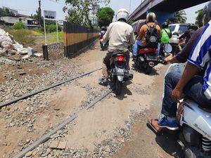 Perbaikan Bantalan Rel KA Bikin Kawasan Wonokromo Surabaya Macet Parah