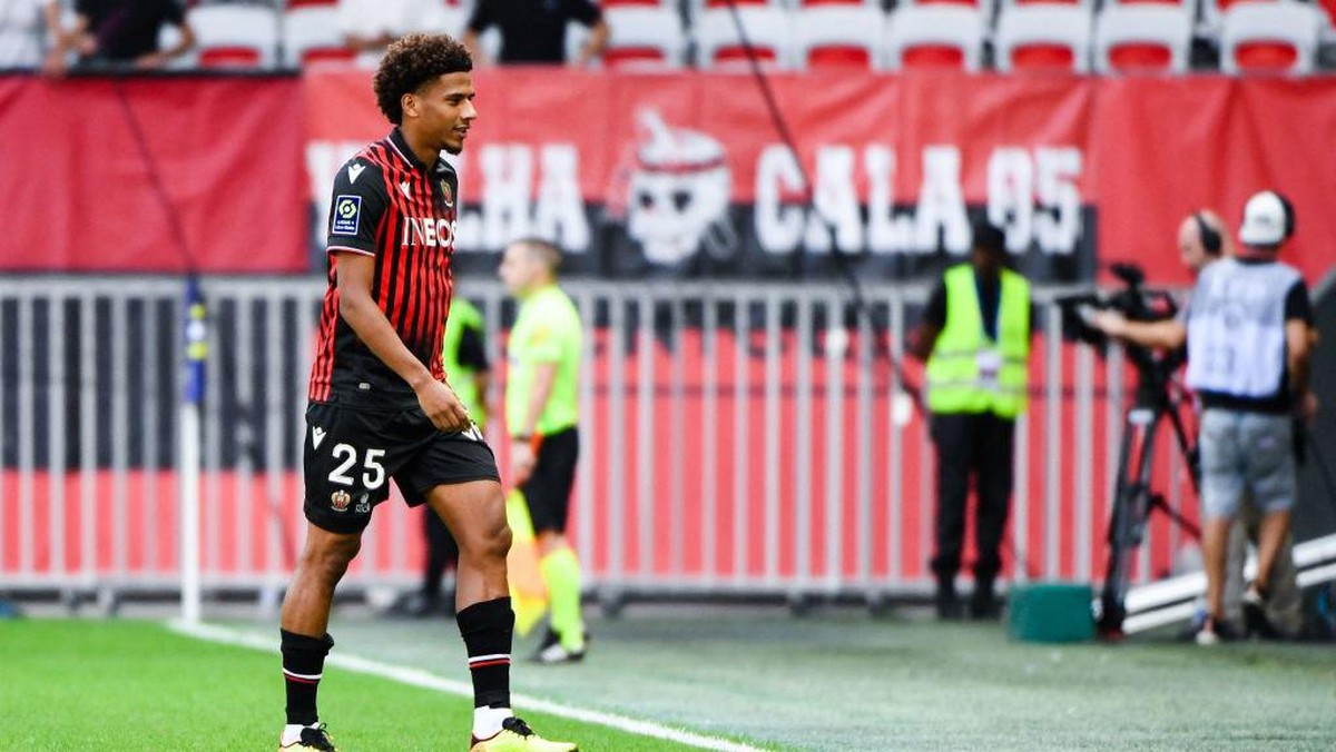 Jean-Clair Todibo dikartu merah 9 detik usai kick-off. Foto: AFP via Getty Images/CLEMENT MAHOUDEAU