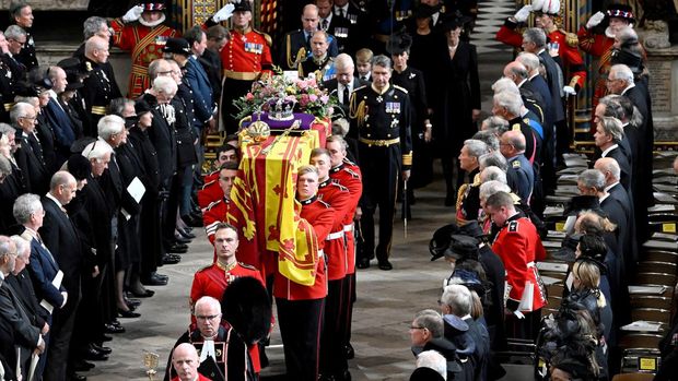 Peti jenazah Ratu Elizabeth II dibawa keluar dari Westminster Abbey, London, Inggris, kini dibawa ke Kastil Windsor yang menjadi persemayaman terakhirnya.