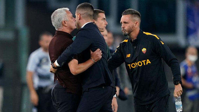 Jose Mourinho ROME, ITALY - SEPTEMBER 18: José Mourinho head coach of A.S. Roma protest with the referee during the Serie A match between AS Roma and Atalanta BC at Stadio Olimpico on September 18, 2022 in Rome, Italy. (Photo by Danilo Di Giovanni/Getty Images)