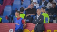 Mourinho harus menyaksikan sisa laga dari tribune. Foto: AS Roma via Getty Images/Fabio Rossi