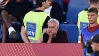 Mourinho duduk merengut melihat timnya kalah di markas sendiri. Kartu merah di laga ini bikin Mourinho tak bisa menemani tim di lapangan dalam laga berikutnya lawan Inter Milan. Foto: Getty Images/Giuseppe Bellini