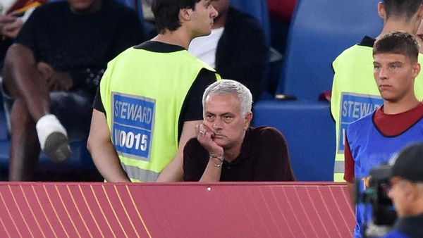 Foto: Mourinho Diusir dari Lapangan, Masih Protes, Duduk Merengut