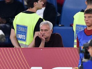 Foto: Mourinho Diusir dari Lapangan, Masih Protes, Duduk Merengut