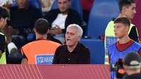 Di tribune, Mourinho pun tampak terus memprotes sejumlah keputusan wasit. Foto: Getty Images/Giuseppe Bellini