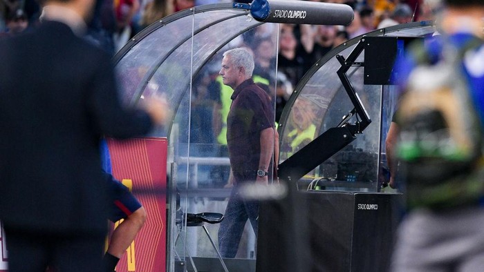Jose Mourinho Jose Mourinho of AS Roma leaves the pitch receiving a red card during the Serie A match between AS Roma and Atalanta BC at Stadio Olimpico, Rome, Italy on 18 September 2022. (Photo by Giuseppe Maffia/NurPhoto via Getty Images)