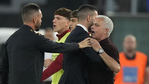 Roma's head coach Jose Mourinho argues with Reference after received a red card during a Serie A soccer match between Roma and Atalanta, at the Olimpic stadium in Rome, Sunday, Sept. 18, 2022. (AP Photo/Andrew Medichini)