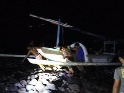 Jukung Terbalik, Nelayan Karangasem Terombang-ambing di Laut