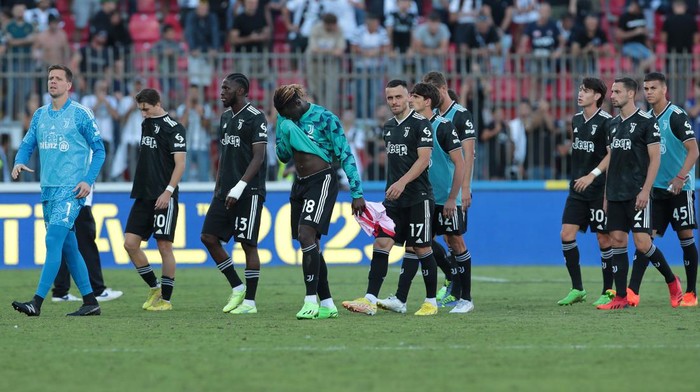 MONZA, ITALY - SEPTEMBER 18: Juventus players show their dejection at the end of the Serie A match between AC Monza and Juventus at Stadio Brianteo on September 18, 2022 in Monza, Italy. (Photo by Emilio Andreoli/Getty Images)