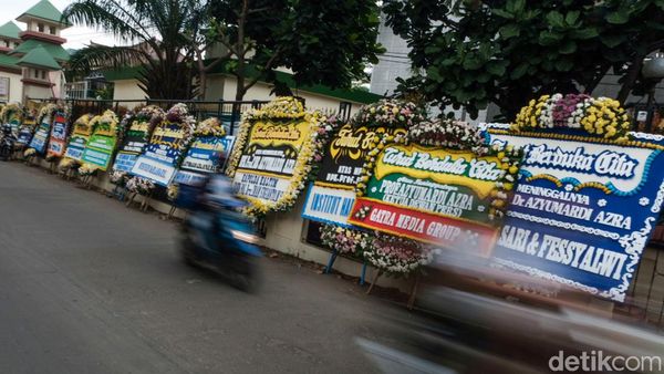 Karangan Bunga Berjejer di Rumah Duka Azyumardi Azra