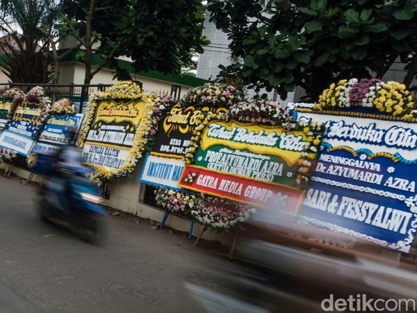 Karangan Bunga Berjejer di Rumah Duka Azyumardi Azra