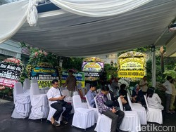 Karangan Bunga Padati Rumah Duka Azyumardi, dari Jokowi hingga Dubes Jepang