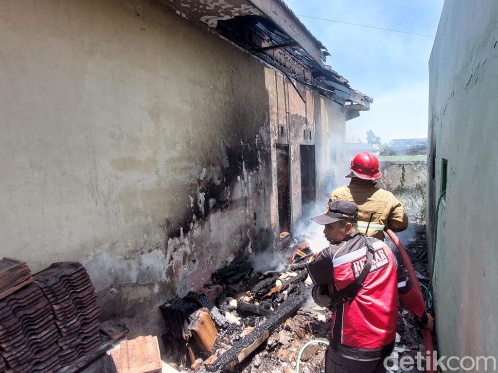 Gegara Bakar Sampah, Gedung PKK di Kota Probolinggo Ikut Terbakar