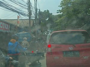 Ada Kecelakaan, Lalin Jalan Alternatif Cibubur Macet Parah!