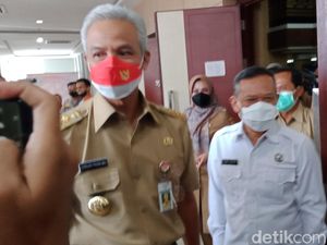 BLT BBM Diduga Disunat Rp 20 Ribu di Blora, Ganjar Minta Bupati Turun Tangan BLT BBM Diduga Disunat Rp 20 Ribu di Blora, Ganjar Minta Bupati Turun Tangan