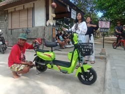 Cerita Warga Sanur Sewakan Sepeda Listrik di Pantai Segara Ayu