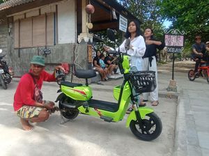 Cerita Warga Sanur Sewakan Sepeda Listrik di Pantai Segara Ayu Cerita Warga Sanur Sewakan Sepeda Listrik di Pantai Segara Ayu