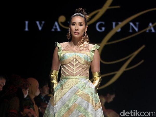 8 Koleksi Busana Modern dari Kain Songket Karya Ivan Gunawan