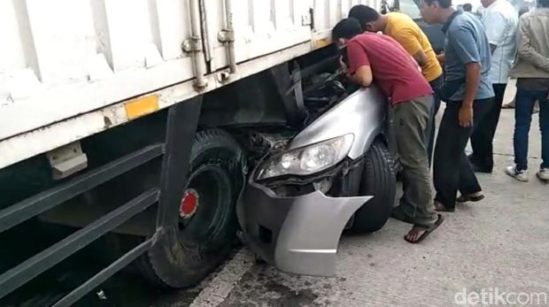 Kondisi mobil M Singgih Adika, anak dari Jamintel Kejagung, Amir Yanto, korban tewas kecelakaan maut beruntun di Tol Pejagan-Pemalang, Minggu (18/9/2022). Kondisi mobil M Singgih Adika, anak dari Jamintel Kejagung, Amir Yanto, korban tewas kecelakaan maut beruntun di Tol Pejagan-Pemalang, Minggu (18/9/2022).