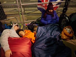 Warga Tidur di Jalan Saat Antre ke Pemakaman Ratu Elizabeth II