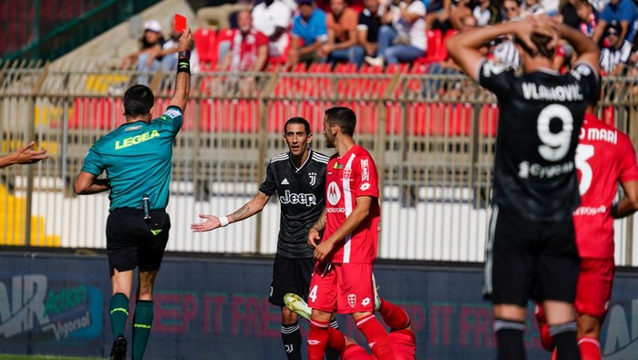 Angel Di María (#22 Juventus FC) take the red card during AC Monza against FC Juventus, Serie A, at U-Power Stadium on September 18th, 2022. (Photo by Alessio Morgese/NurPhoto via Getty Images)