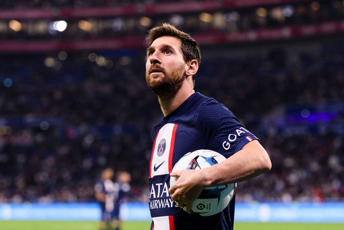 Lionel Messi LYON, FRANCE - SEPTEMBER 18: Lionel Messi of Paris Saint Germain walks in the field during the Ligue 1 match between Olympique Lyonnais and Paris Saint-Germain at Groupama Stadium on September 18, 2022 in Lyon, France. (Photo by Marcio Machado/Eurasia Sport Images/Getty Images)