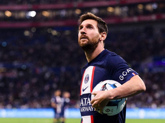LYON, FRANCE - SEPTEMBER 18: Lionel Messi of Paris Saint Germain walks in the field during the Ligue 1 match between Olympique Lyonnais and Paris Saint-Germain at Groupama Stadium on September 18, 2022 in Lyon, France. (Photo by Marcio Machado/Eurasia Sport Images/Getty Images)