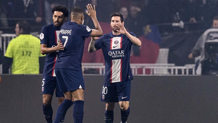 LYON, FRANCE - SEPTEMBER 18: Lionel Messi of Paris Saint Germain (R) celebrating his goal with his teammates during the Ligue 1 match between Olympique Lyonnais and Paris Saint-Germain at Groupama Stadium on September 18, 2022 in Lyon, France. (Photo by Marcio Machado/Eurasia Sport Images/Getty Images)
