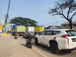 Macet Parah di Jalan Alternatif Cibubur Imbas Uji Coba Penutupan U-Turn