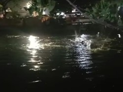 2 Maling di Surabaya Nekat Menceburkan Diri ke Sungai gegara Takut Dimassa