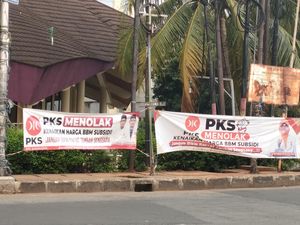 Marak Spanduk PKS Tolak Kenaikkan Harga BBM di Depok