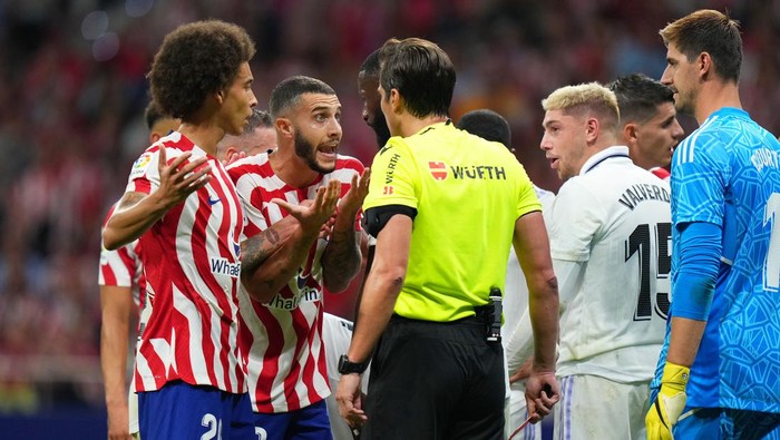 MADRID, SPAIN - SEPTEMBER 18: Mario Hermoso of Atletico de Madrid argues with match referee Munuera Montero after receiving a red card during the LaLiga Santander match between Atletico de Madrid and Real Madrid CF at Civitas Metropolitano Stadium on September 18, 2022 in Madrid, Spain. (Photo by Angel Martinez/Getty Images)