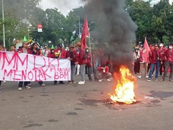 Sempat Bakar Ban, Massa Demo Tolak BBM Naik di Patung Kuda Bubar