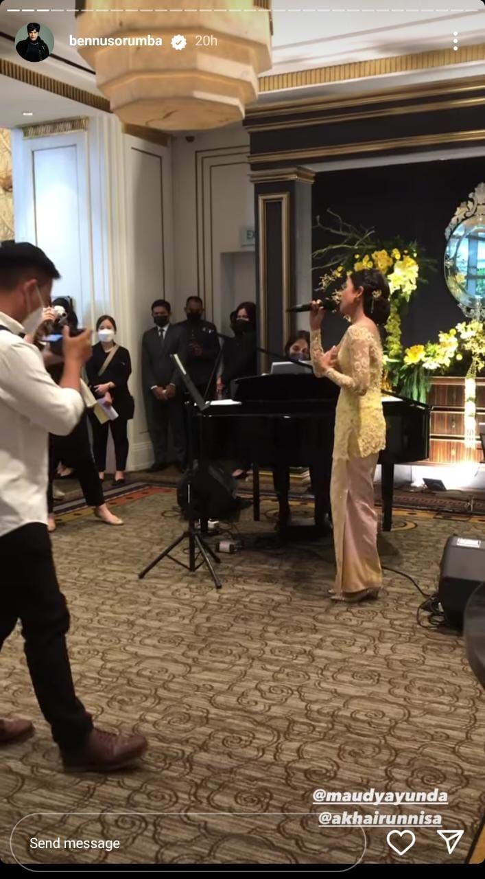 Maudy Ayunda bernyanyi di pernikahan sang adik, Amanda.