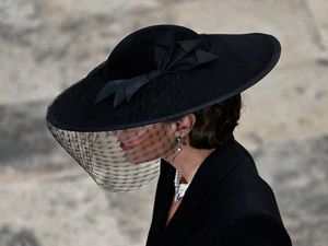 Kate Middleton Kenakan 2 Perhiasan Ratu Elizabeth di Prosesi Pemakaman