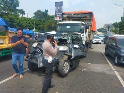 Mobil Tertabrak Truk di Jl Alternatif Cibubur Ringsek, Sopirnya Selamat