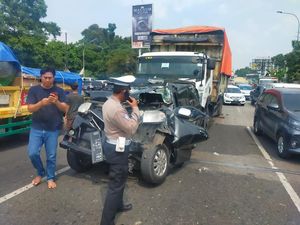 Mobil Tertabrak Truk di Jl Alternatif Cibubur Ringsek, Sopirnya Selamat Mobil Tertabrak Truk di Jl Alternatif Cibubur Ringsek, Sopirnya Selamat