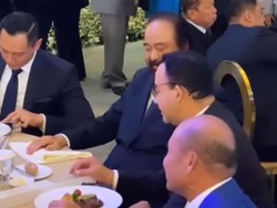 Momen Surya Paloh Duduk Diapit AHY dan Anies