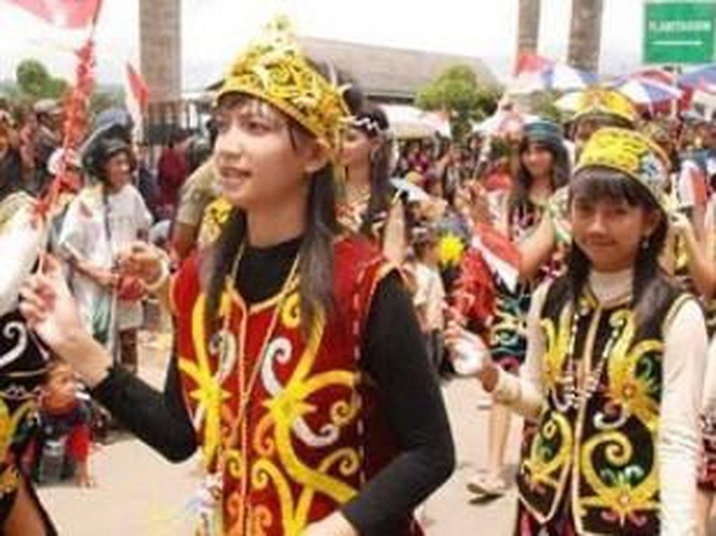 Model & Warna Pakaian Adat Seragam Sekolah Ditentukan Pemda, Kapan Dipakai? Model & Warna Pakaian Adat Seragam Sekolah Ditentukan Pemda, Kapan Dipakai?