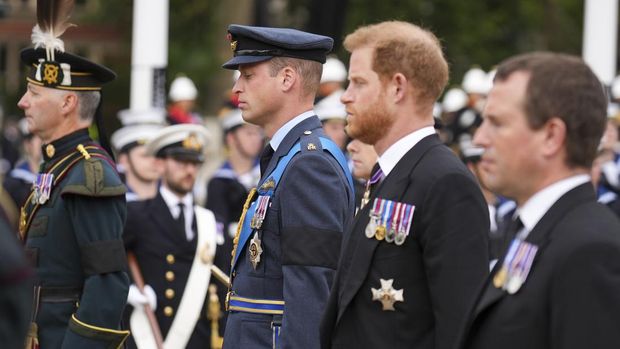 LONDON, ENGLAND - SEPTEMBER 19: (L-R) William, Prince of Wales, King Charles III, Anne, Princess Royal and Prince Harry, Duke of Sussex arrive for the State Funeral of Queen Elizabeth II at Westminster Abbey on September 19, 2022 in London, England.  Elizabeth Alexandra Mary Windsor was born in Bruton Street, Mayfair, London on 21 April 1926. She married Prince Philip in 1947 and ascended the throne of the United Kingdom and Commonwealth on 6 February 1952 after the death of her Father, King George VI. Queen Elizabeth II died at Balmoral Castle in Scotland on September 8, 2022, and is succeeded by her eldest son, King Charles III. (Photo by Samir Hussein/WireImage)