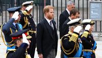 Pangeran Harry Tak Berseragam Militer di Pemakaman Ratu Elizabeth