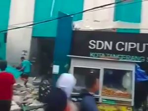 Tembok Tulisan SD di Ciputat Roboh Akibat Hujan Disertai Angin Tembok Tulisan SD di Ciputat Roboh Akibat Hujan Disertai Angin