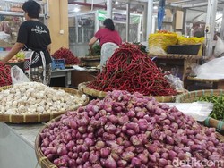 Ibu-ibu Harga Cabai Turun, Ada yang Merosot hingga Rp 11.000/Kg