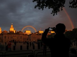 Cantiknya Pelangi di Westminster Iringi Pemakaman Ratu Elizabeth