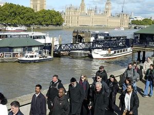 Jelang Pemakaman Elizabeth, Warga Nekad Antre Sebelum Pintu Ditutup