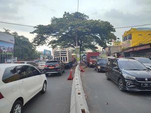 Macet di Alternatif Cibubur Pelik Sebab Ditutupnya Putaran Balik Macet di Alternatif Cibubur Pelik Sebab Ditutupnya Putaran Balik