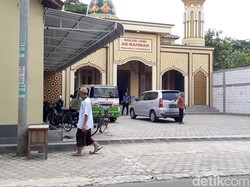 Aksi Komplotan Pencuri Kontak Amal Masjid di Sukoharjo Terekam CCTV